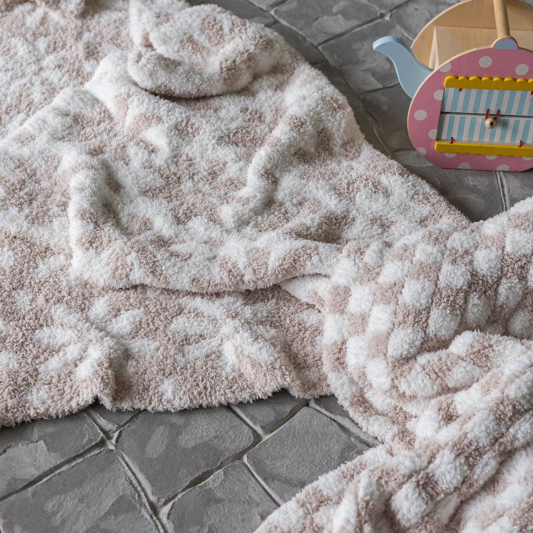 Blushing Beige and White Daisy Print Toddler Blanket