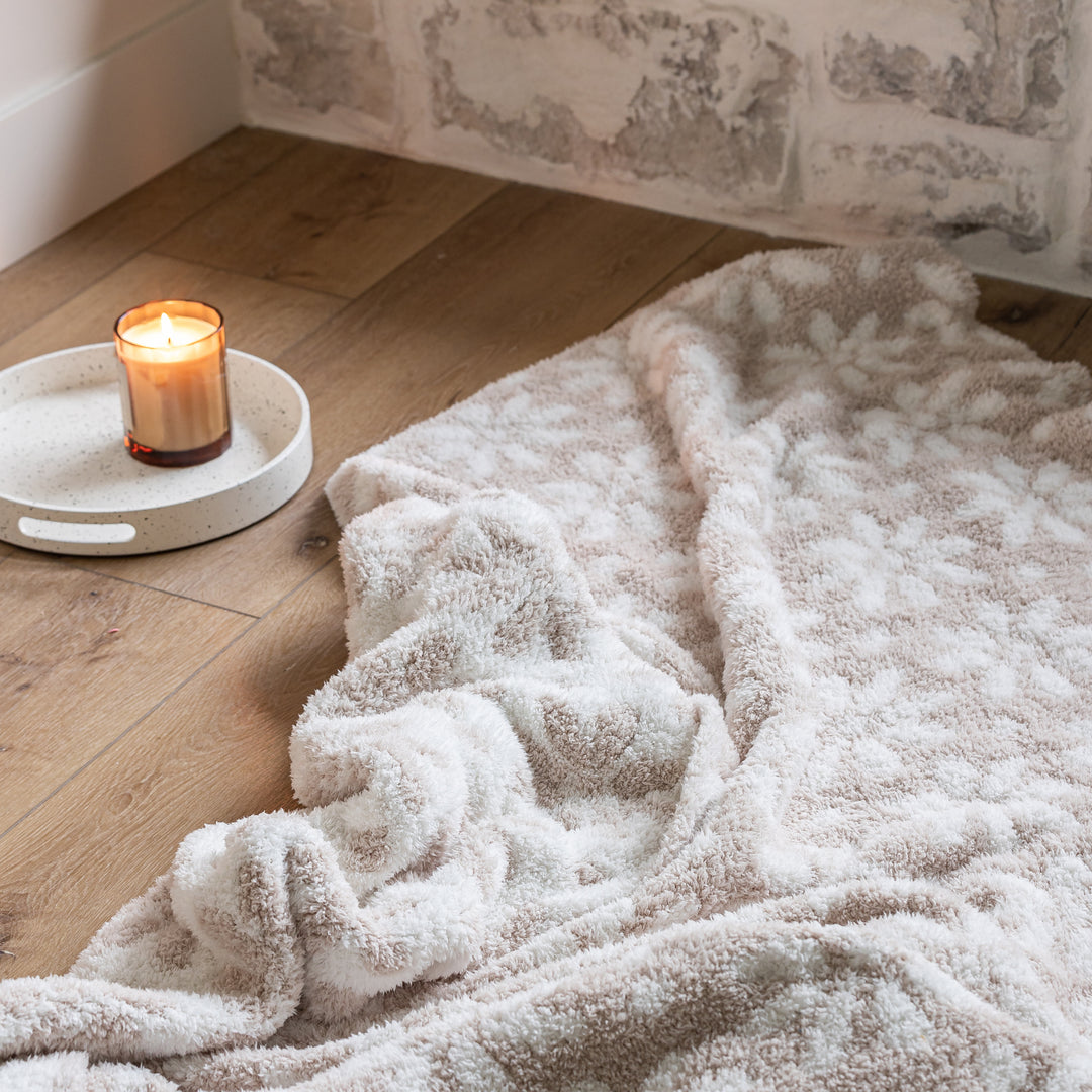 Dasiy Print Blushing Beige and White Extended Throw