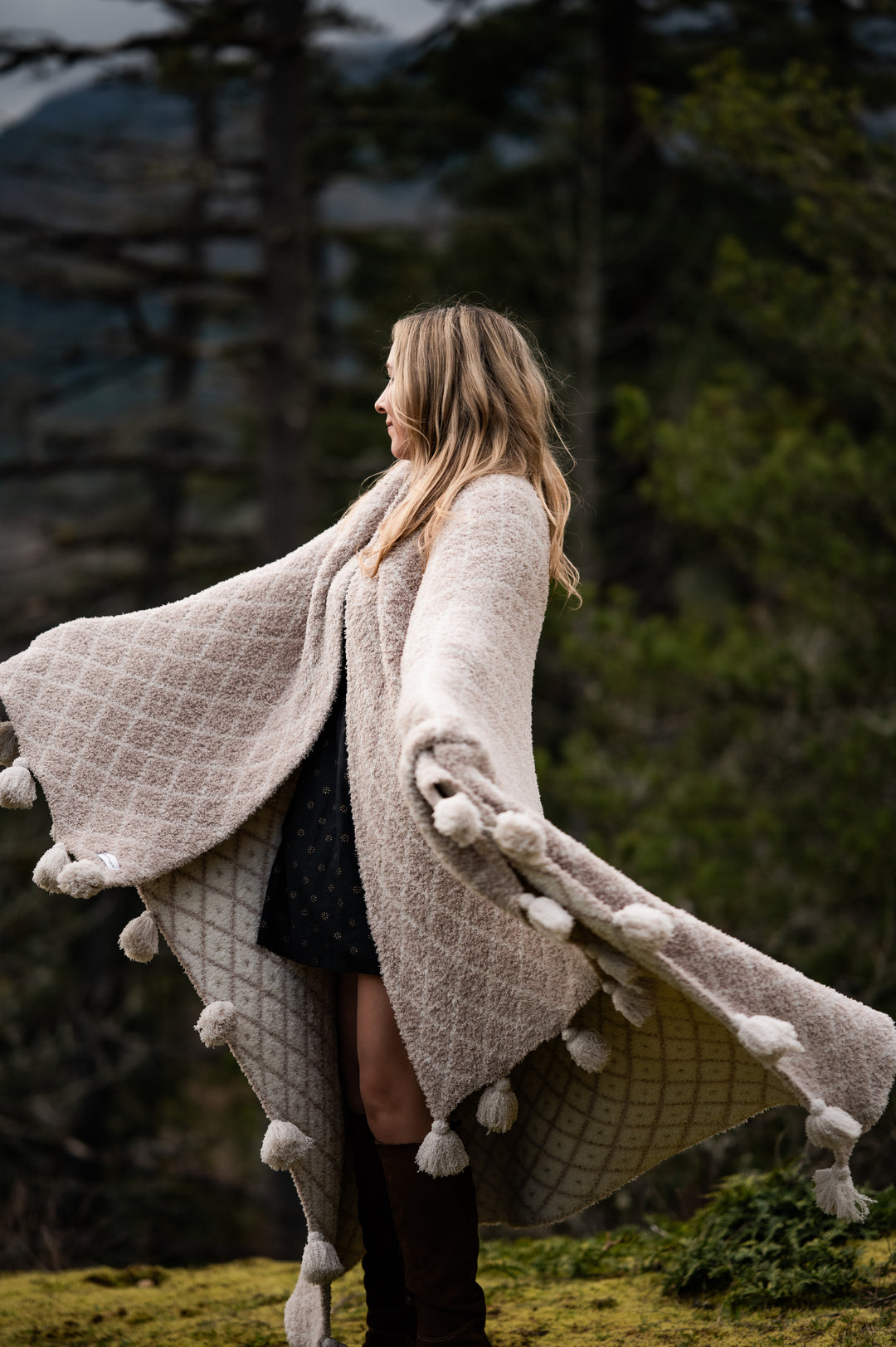 Rainy Day & Baby's Breath Diamond Point 2.0 with Tassels Print Extended Throw