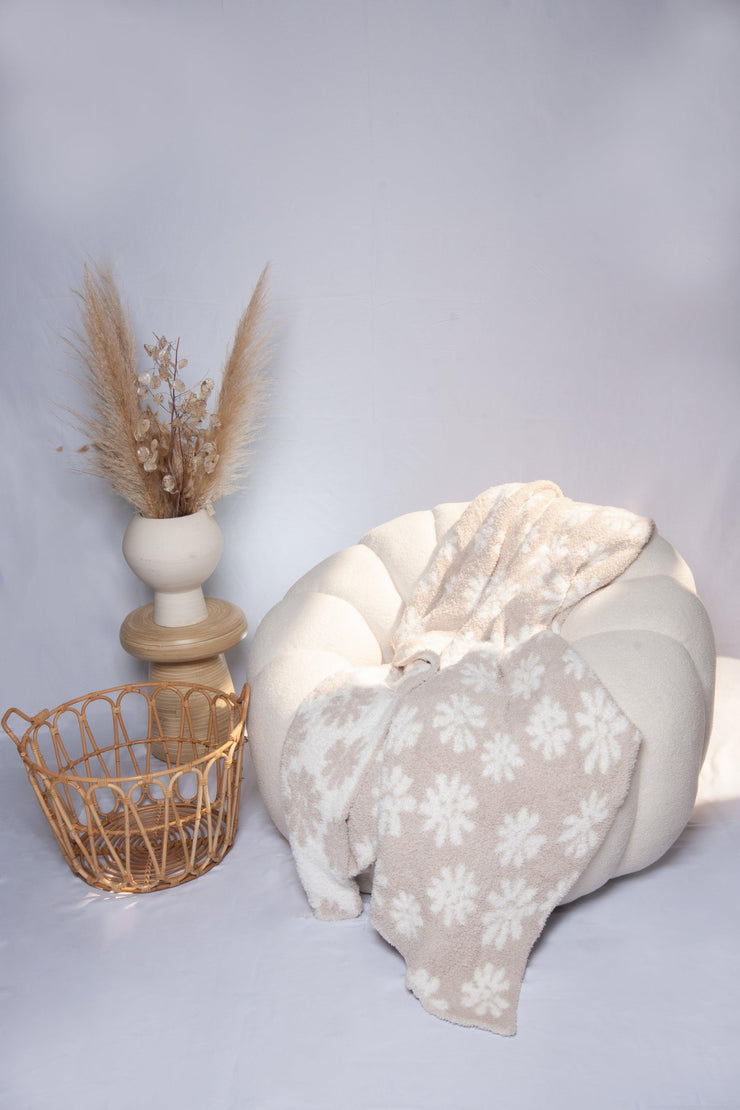 Blushing Beige & White Daisy Print Extended Throw - Sunset Snuggles