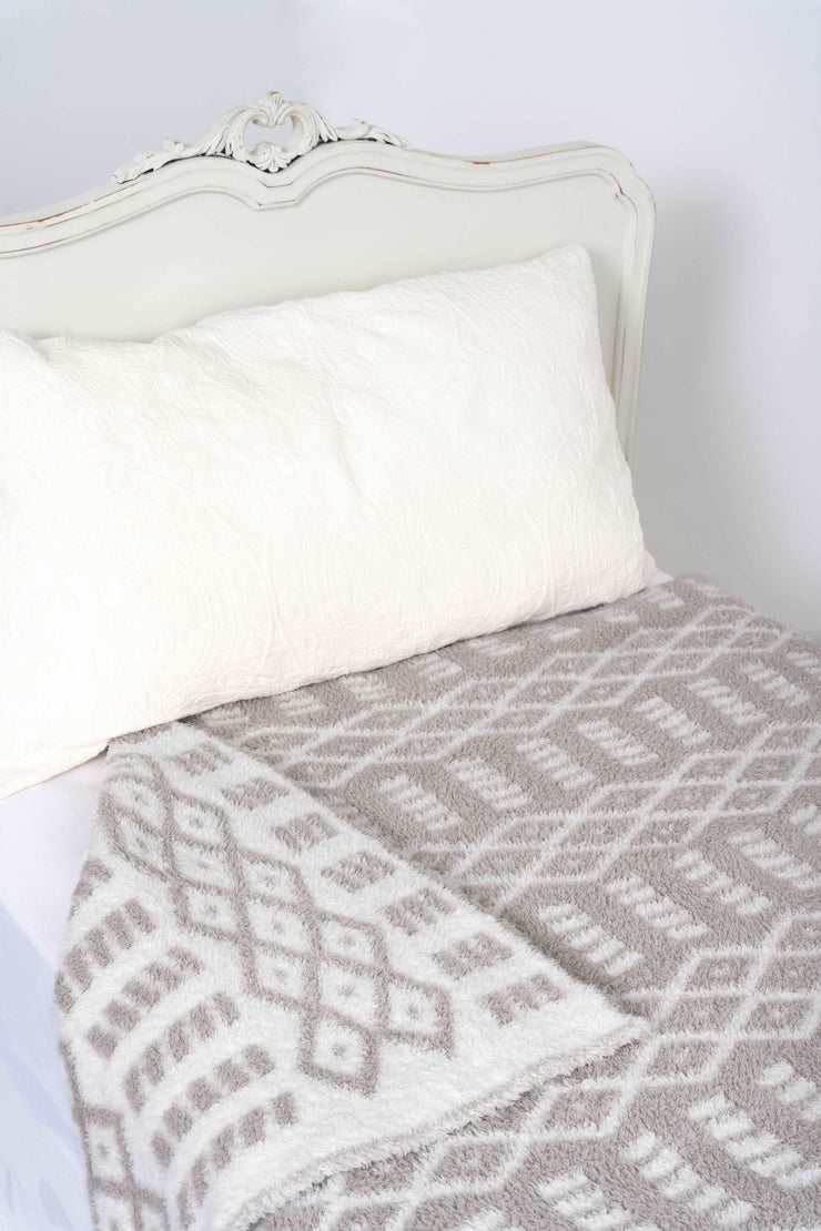 diamond point beige and white throw blanket